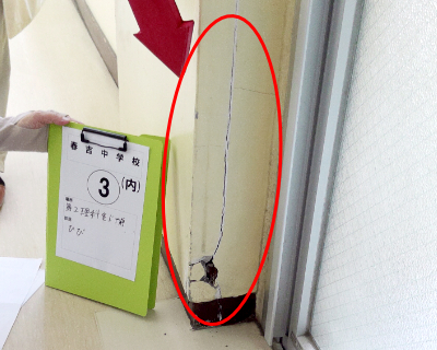 春吉中学校・第二理科室ドア前　消火栓左右の柱