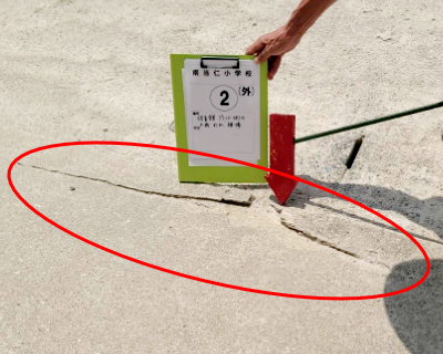 南当仁小学校・体育館グラウンド側の土間