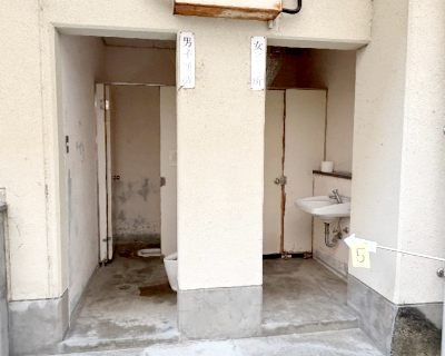 元岡小学校・体育館　外トイレ