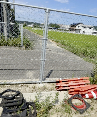 元岡小学校・駐車場　道路