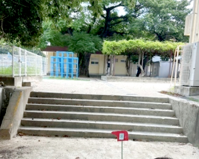 長尾小学校・運動場と校舎の間