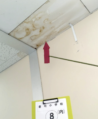 老司小学校・4F　天井（3-2と3の間）