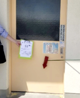 老司小学校・昇降口ドア